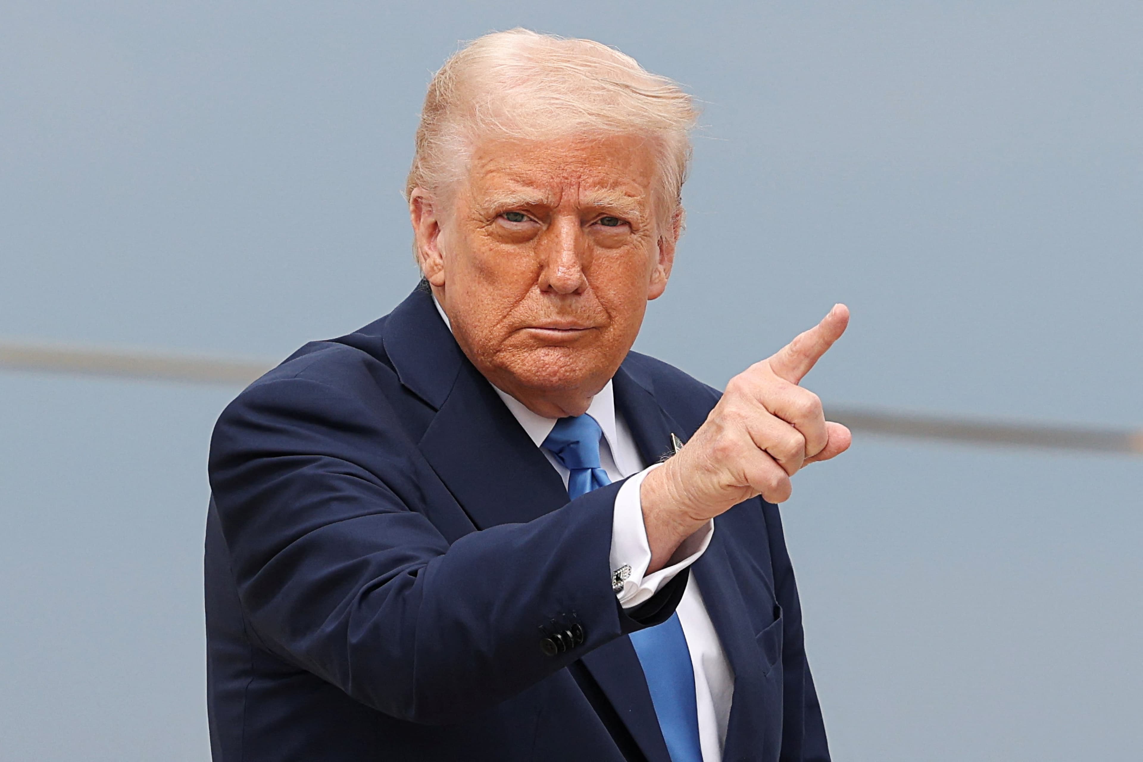 Will Trump pardon Julian Assange before 2027?